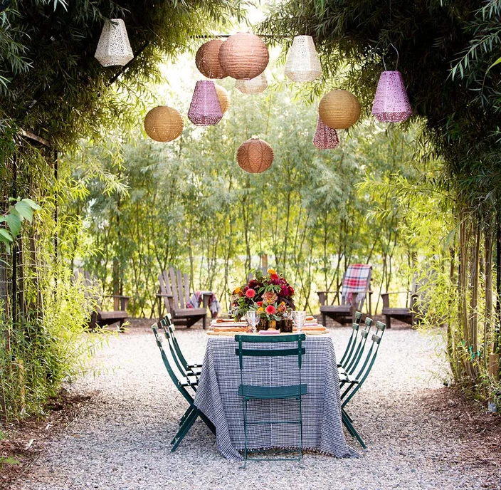See How a Former Domino Magazine Editor Hosts Dinner Under a Willow Tree Canopy