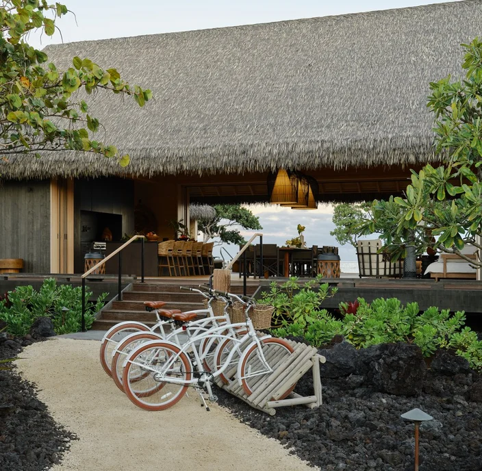 This Is How You Do a Summer Vacation with Friends on the Big Island: Shipwreck Bars and Swimmable Lagoons